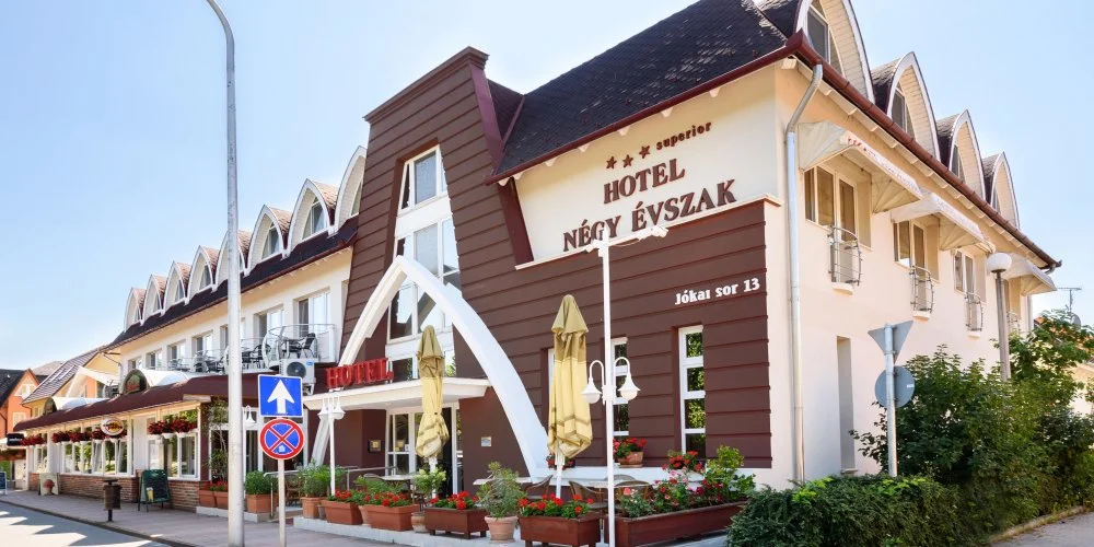 Hotel Ngy vszak Hajdszoboszl